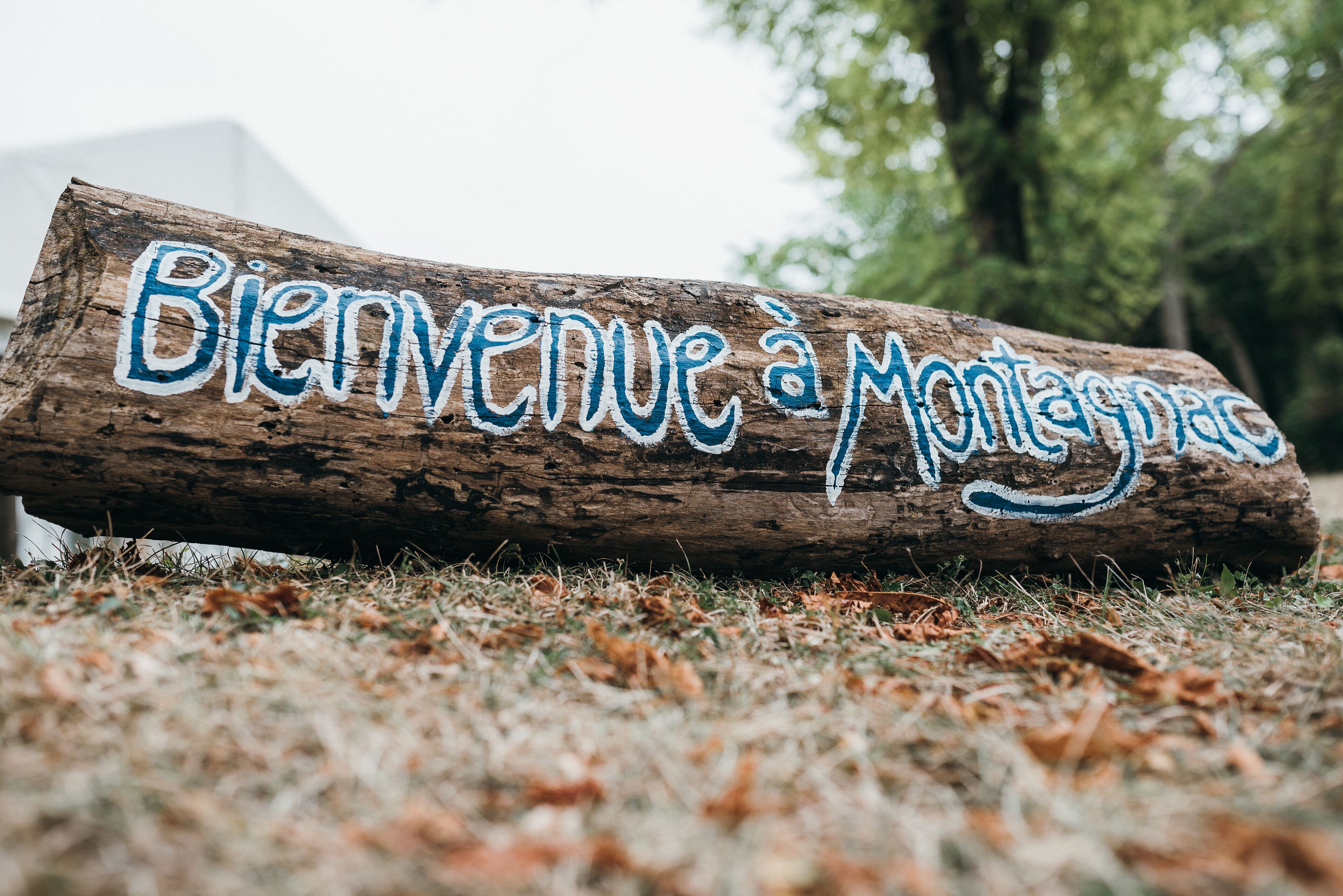 A wooden sign with "Bienvenue à Montagnac" written on it.