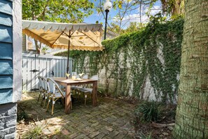 Outdoor dining - 1 Block to King | Brand New Design | Indigo House (Charleston)