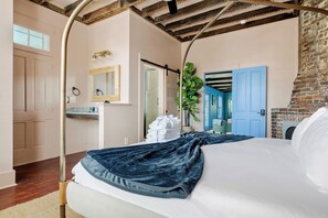 4 bedrooms, iron/ironing board, Internet