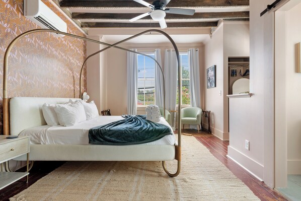 4 bedrooms, iron/ironing board, internet
