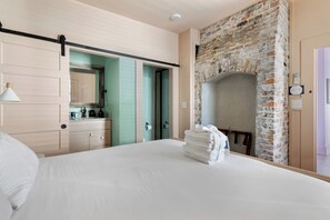 4 bedrooms, iron/ironing board, Internet