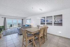 Dining - Look no further!!  Beachfront Condo in Paradise,  Short walk to John's Pass. (Madeira Beach)