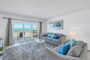 Smart TV - Look no further!!  Beachfront Condo in Paradise,  Short walk to John's Pass. (Madeira Beach)
