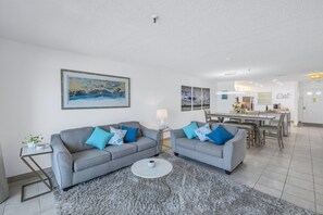 Smart TV - Look no further!!  Beachfront Condo in Paradise,  Short walk to John's Pass. (Madeira Beach)