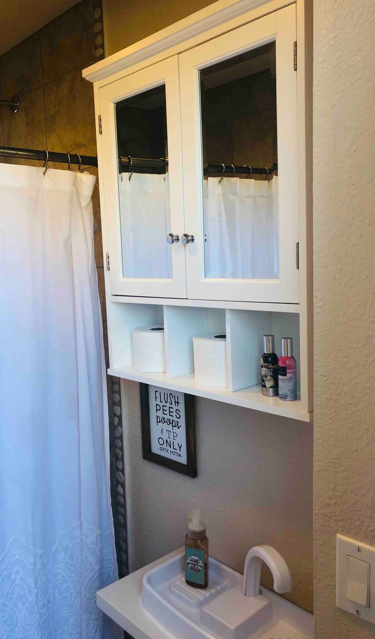 Een haardroger, handdoeken, zeep, toiletpapier