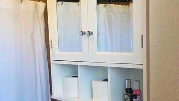 吹风机、毛巾、肥皂、卫生纸