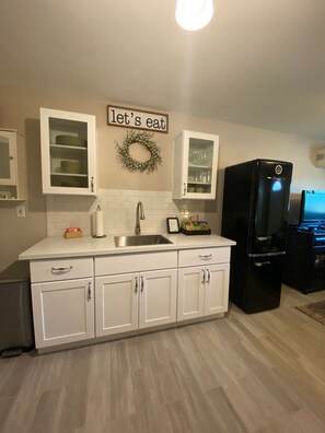 Fridge, microwave, oven, stovetop - Country Getaway Full Kitchen Near SMF and UC Davis Campus (Woodland)