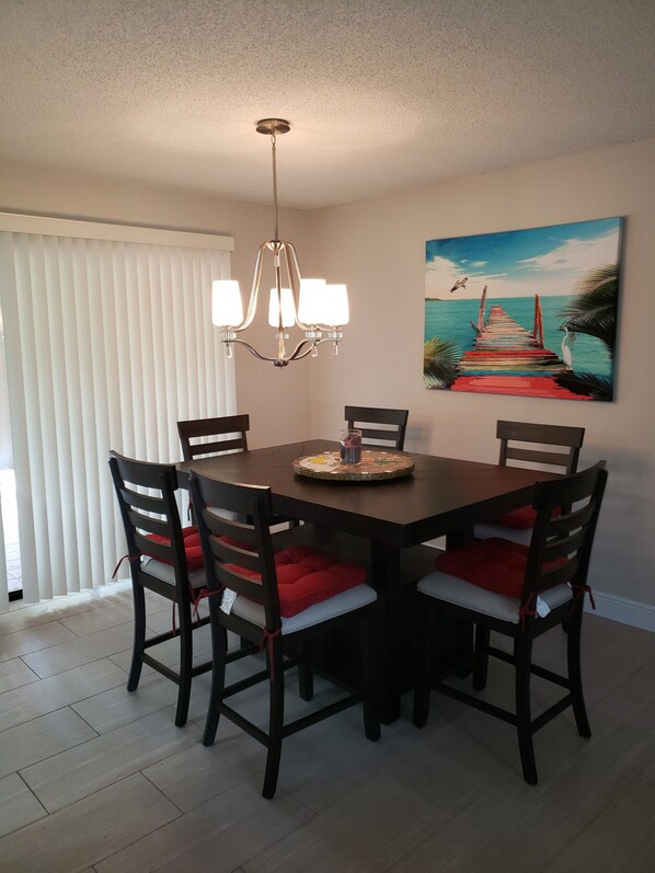 Dining - Ten minute walk to the Gulf Of Mexico....Manasota Beach (Englewood)