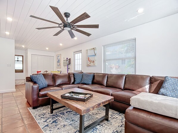 Téléviseur connecté, jeux vidéo, lecteur de DVD, sélection de films