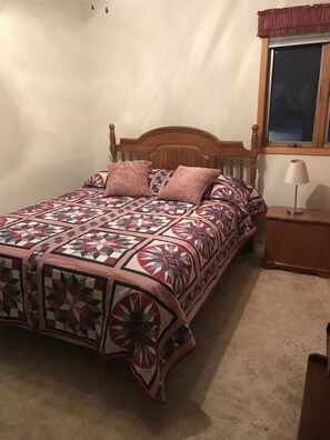 3 makuuhuonetta, silitysrauta/-lauta, ilmainen Wi-Fi, vuodevaatteet