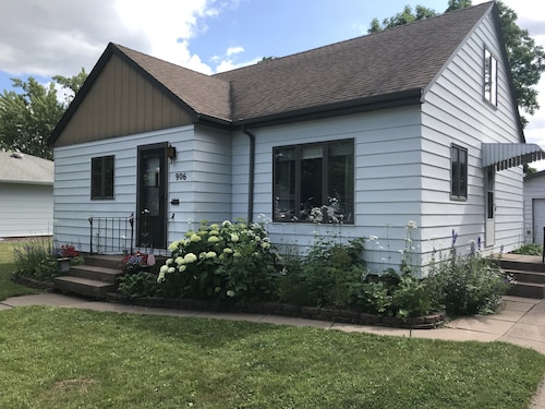 Cozy house in Central Park neighborhood of Superior, Wisconsin.  2 BR Sleeps 8