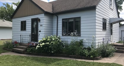 Cozy house in Central Park neighborhood of Superior, Wisconsin. 2 BR Sleeps 8