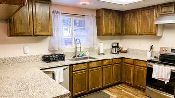 Køleskab, mikrobølgeovn, ovn, kogeplade