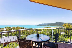 Outdoor dining - Star View 9 Pool WI-FI Sleeps 4 (Airlie Beach)