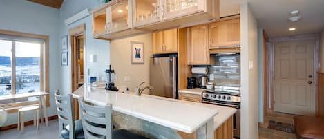 Fridge, oven, stovetop, coffee/tea maker