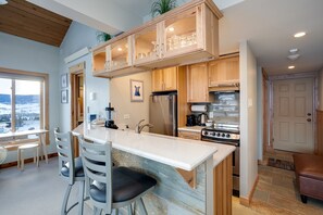 冷蔵庫、オーブン、コンロ、コーヒー / ティーメーカー