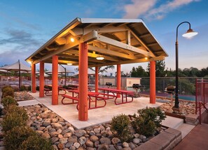 Outdoor dining - A True Treasure Resort in Gold Rush Country! (Angels Camp)