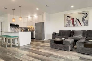 Televisión, reproductor de DVD y oficina 