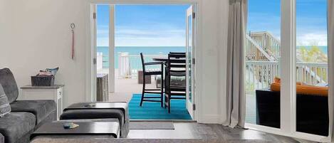 Una televisión, un reproductor de DVD, una oficina