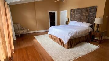 4 bedrooms, iron/ironing board, free WiFi, bed sheets