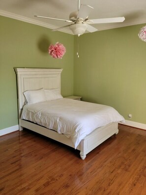 4 bedrooms, iron/ironing board, free WiFi, bed sheets - Bring your boat and bask on your own dock on Broomfield Creek.  (Beaufort)