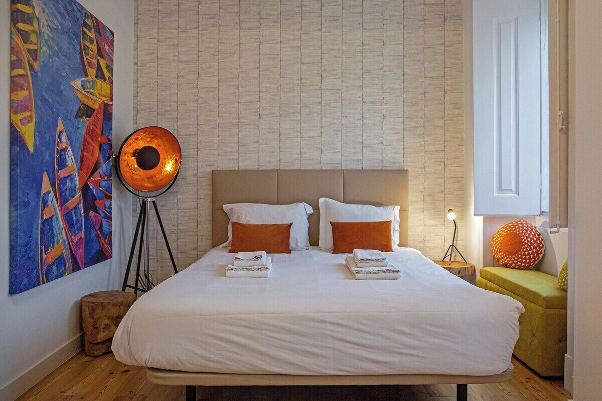 2 bedrooms, iron/ironing board, internet, bed sheets