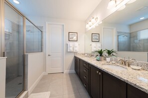 Combined shower/tub, hair dryer, towels, shampoo - Encore Resort 5 Bedroom Home with Pool (2100) (Kissimmee)