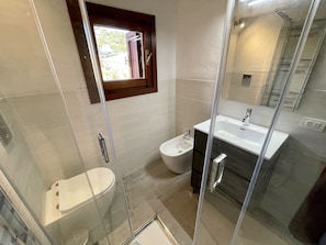 Bathtub, hair dryer, towels