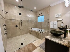 Combined shower/tub, hair dryer, towels, soap - NEW Hacienda Ranch W/ Resort Style Pool (Hempstead)
