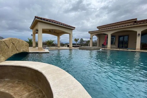 Piscina a l'aire lliure i piscina climatitzada