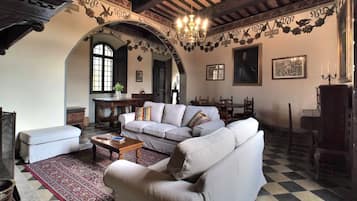 Televisión y chimenea