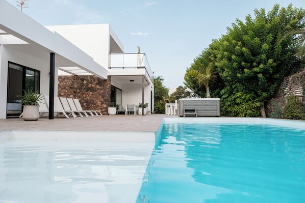 Outdoor pool, a heated pool - Fully equipped villa for 6 to 8 people located in Lajares (Lajares)