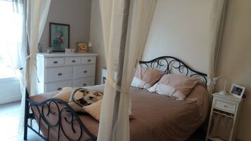 2 Schlafzimmer, Schreibtisch, Bügeleisen/Bügelbrett, Reisekinderbett