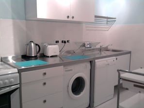 Réfrigérateur, four, plaque de cuisson, lave-vaisselle