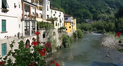 Villa Rosalena 4 bed with stunning river views, splash pool,garden, walk to town