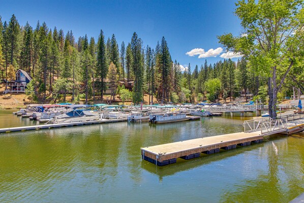 Marina - Ideal Golf Getaway Near the Lake & Yosemite Valley W/ Shared Pool & Sport Courts (Groveland)
