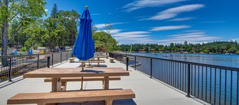 Ideal Golf Getaway Near the Lake & Yosemite Valley W/ Shared Pool & Sport Courts
