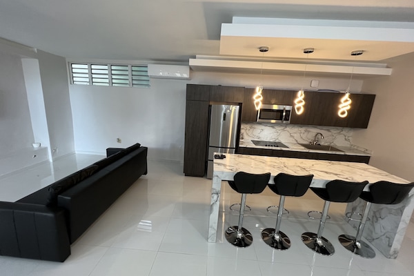 Frigorifero, microonde, piano cottura, macchina per tè/caffè