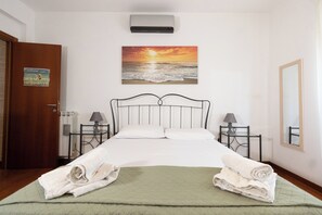 2 bedrooms, desk, iron/ironing board, travel crib