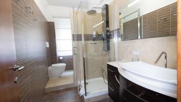 Doccia, bidet, carta igienica