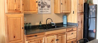 Little Frio Cabin - Cozy Log Cabin