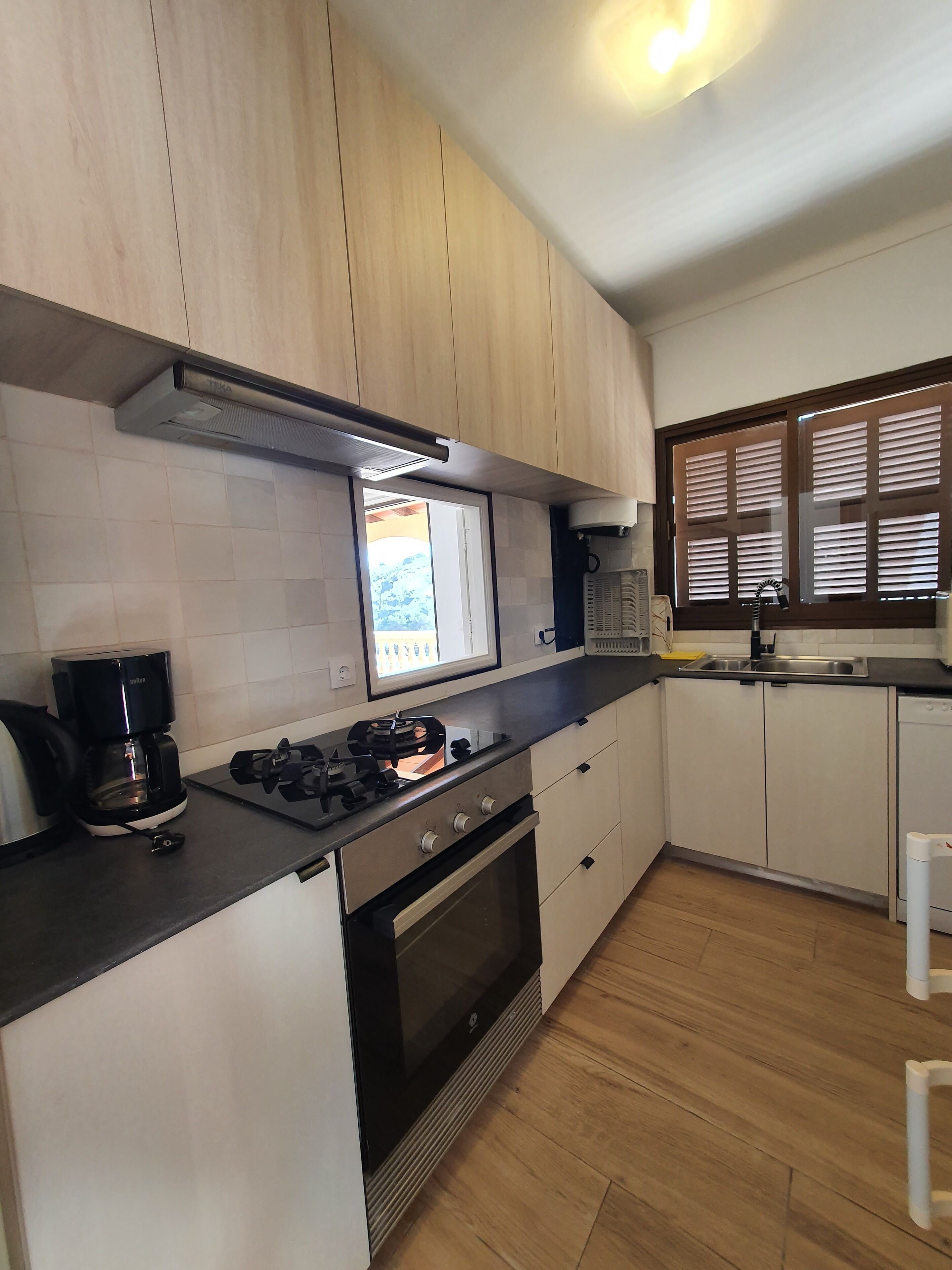 Frigorífico, microondas, horno y lavavajillas