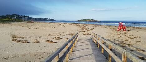 Ubicación cercana a la playa, tumbonas y toallas de playa
