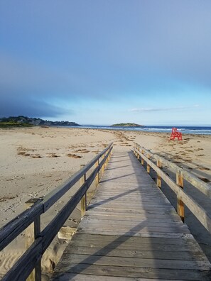 Nær stranden, solsenger og strandhåndklær