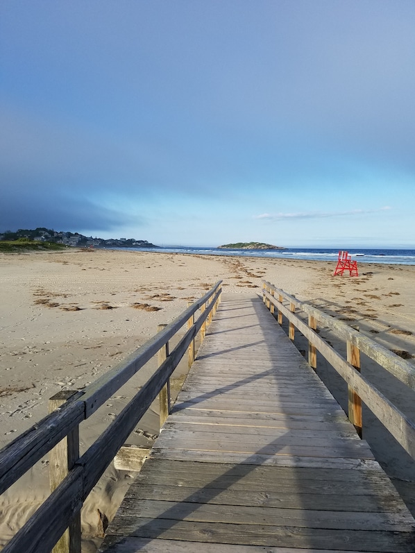 Vlak bij het strand, ligstoelen aan het strand, strandlakens