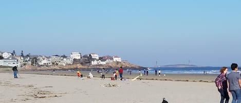 Una spiaggia nelle vicinanze, lettini da mare, teli da spiaggia