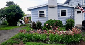A residential house with a front yard, a barbecue area, and a flag. - Seaside Escape just steps to Good Harbor beach in Gloucester (Gloucester)