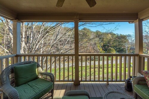 Apple Valley 16 at Rumbling Bald