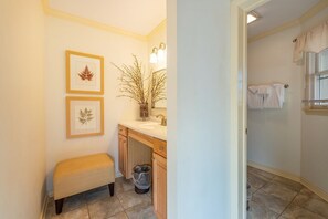 Baignoire, sèche-cheveux, serviettes fournies