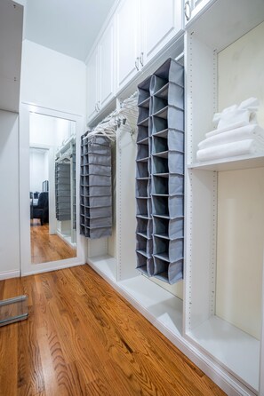 Interior - NEW LUXURY CONDO WITH PATIO DECK (Chicago)